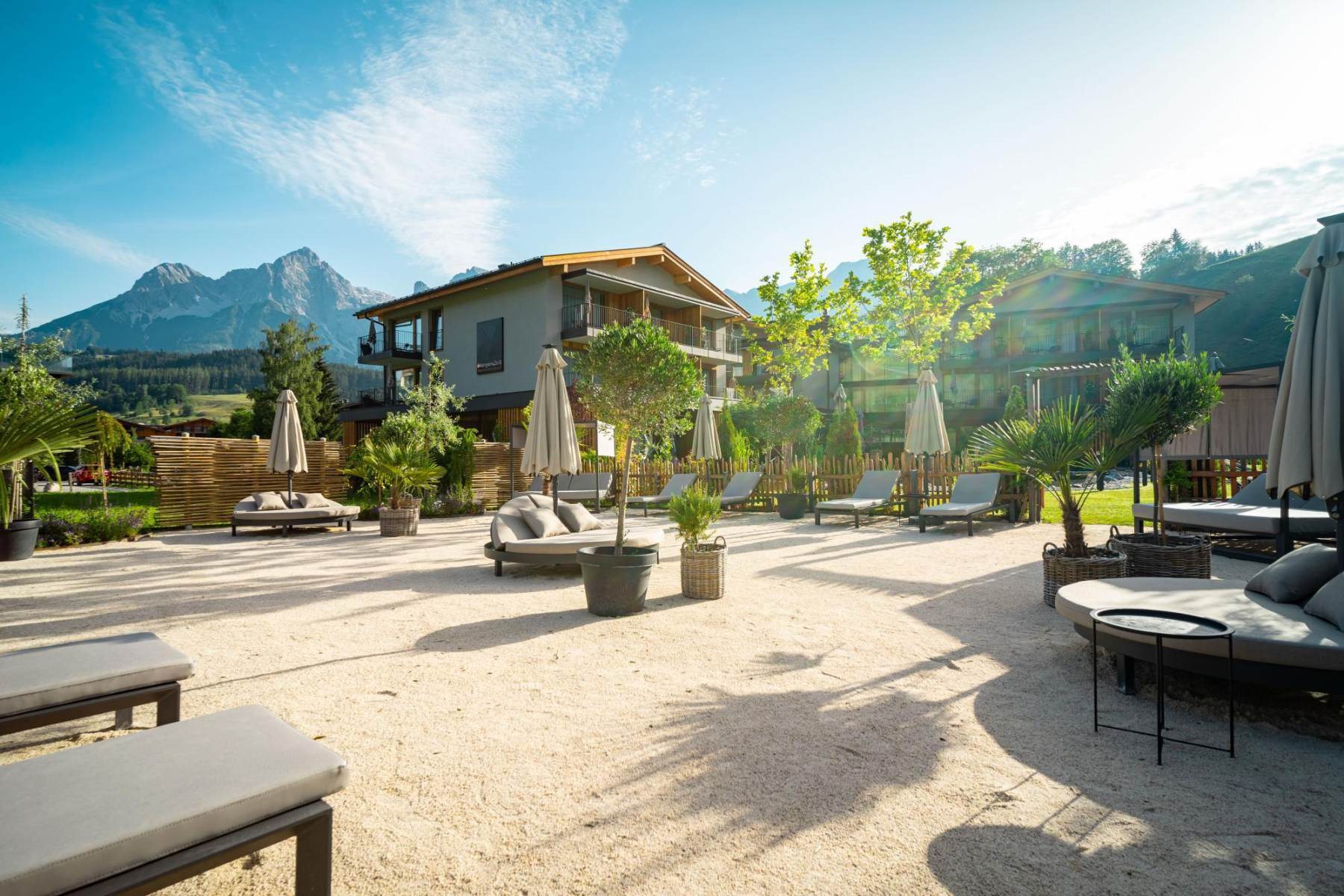 Almbeach umgeben von Liegen und der wunderschönen Berglandschaft von Maria Alm