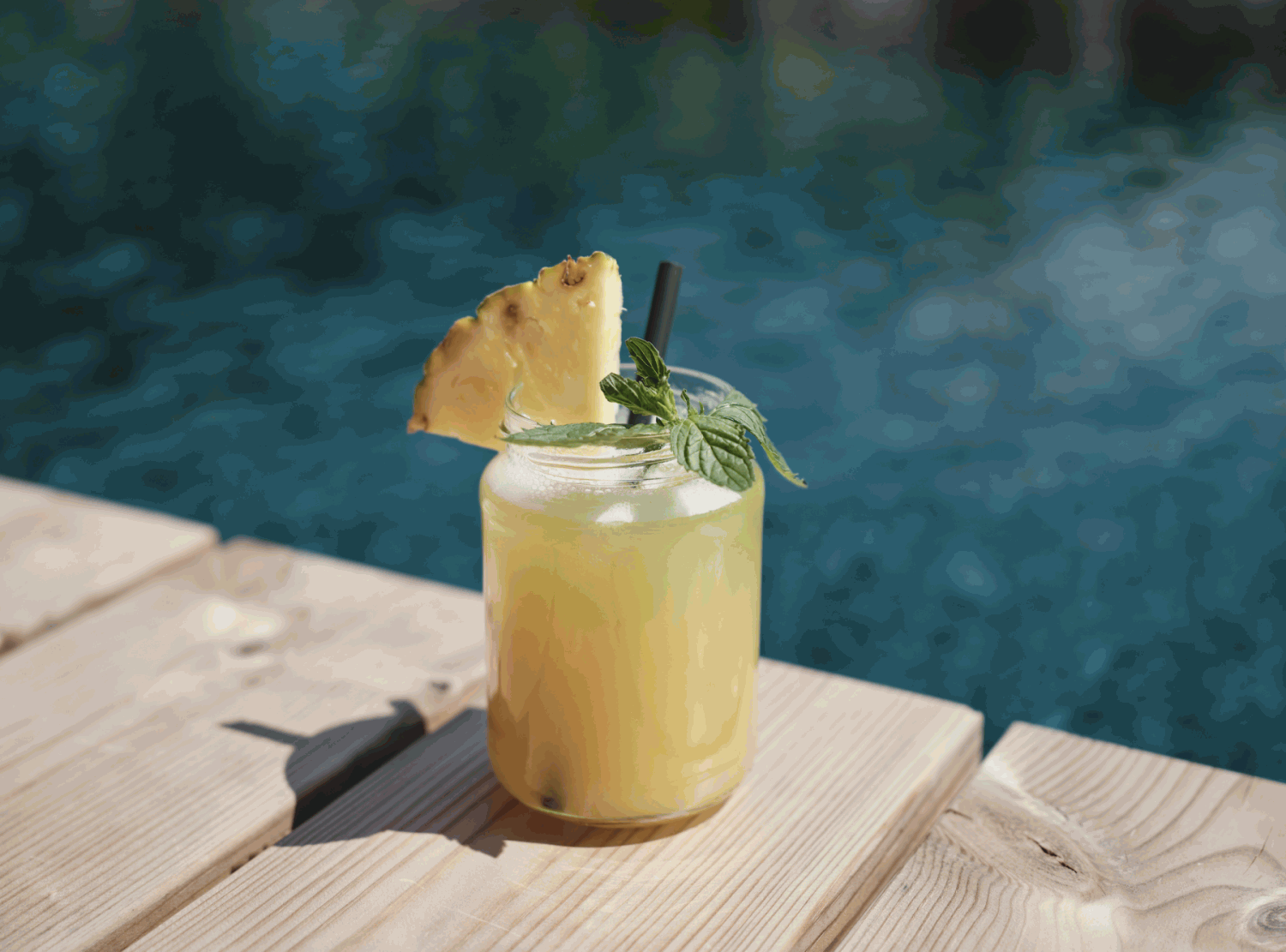 Exotischer Cocktail mit Ananas am Naturpool im Hotel MorgenZeit