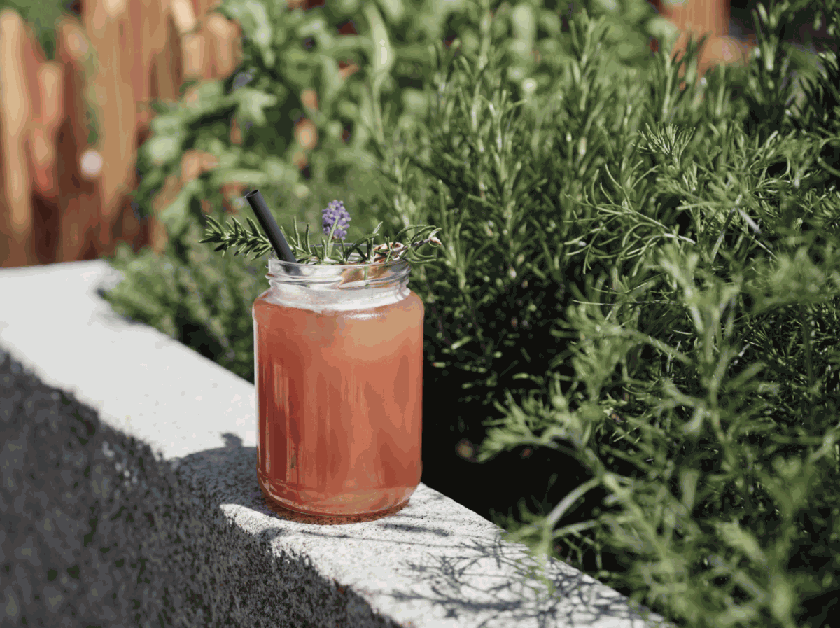 Erfrischender Sommer-Cocktail im Garten des Hotels MorgenZeit in Maria Alm