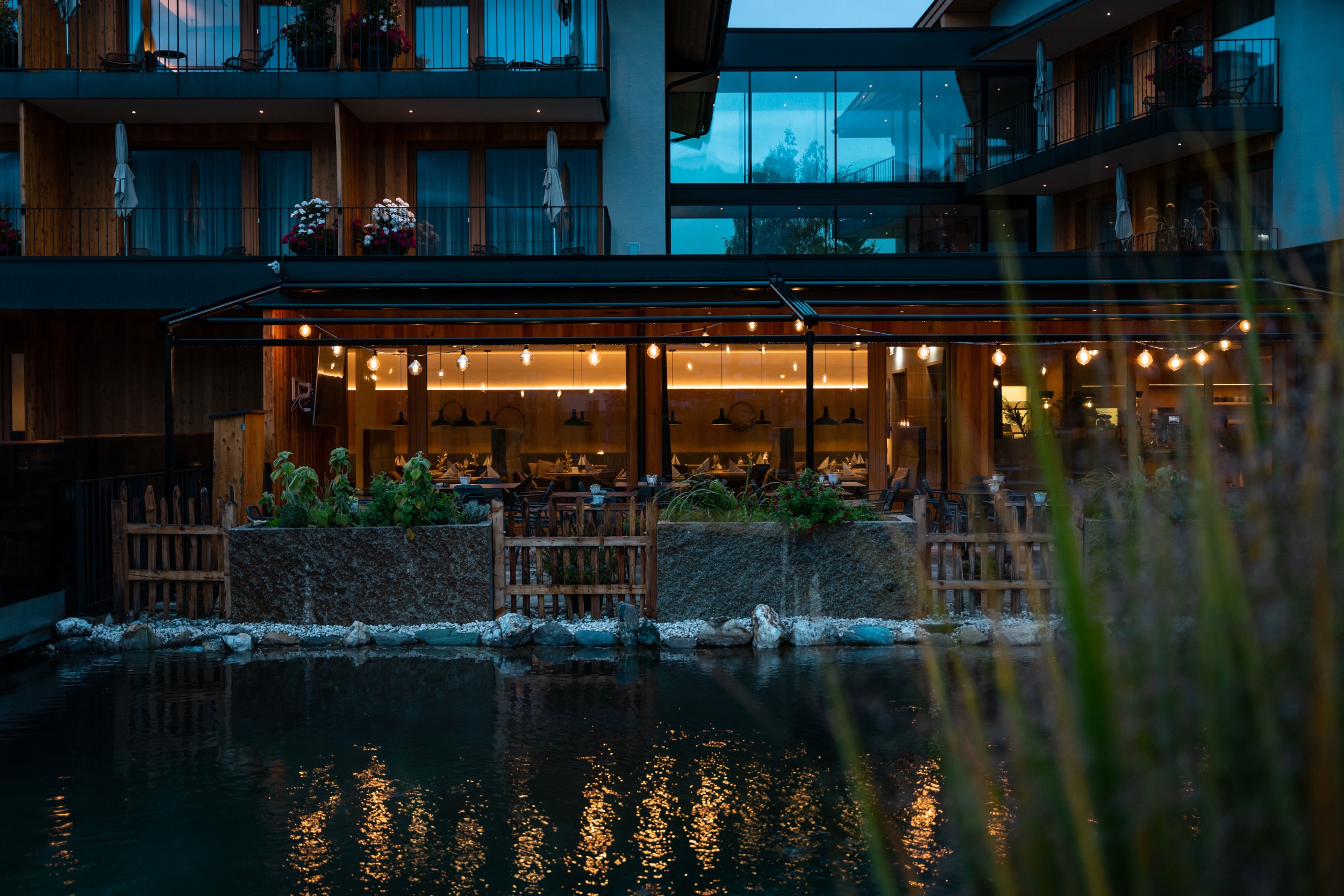 Maria Alm Hochoenig Hotelurlaub Wellnessherbstabend Schwimmen 4