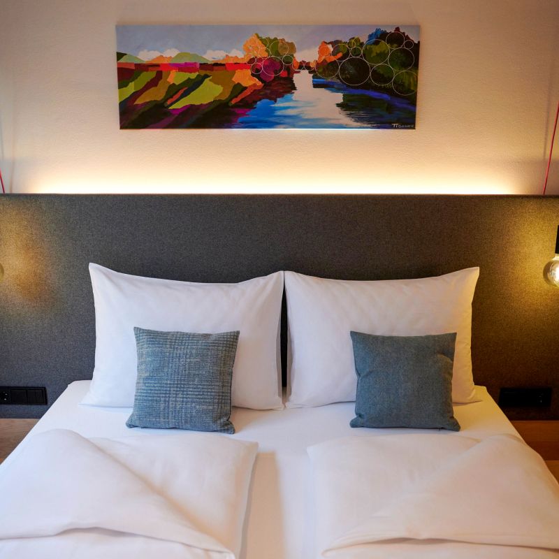 Frau im Wald mit Blatt in der Hand